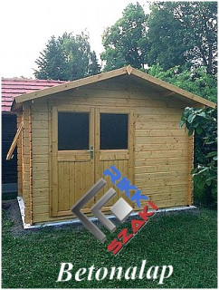 Kerti faház festett beton lemezalapon.