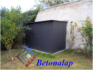Kerti fémház festett beton lemezalapon.
