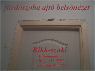 Panellakás pallótokos fürdőszoba ajtó belső nézet.