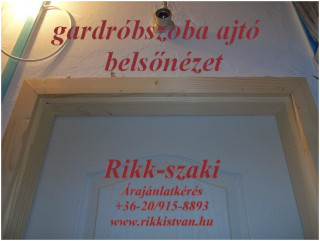 Panellakás pallótokos gardróbszoba ajtó belső nézet.